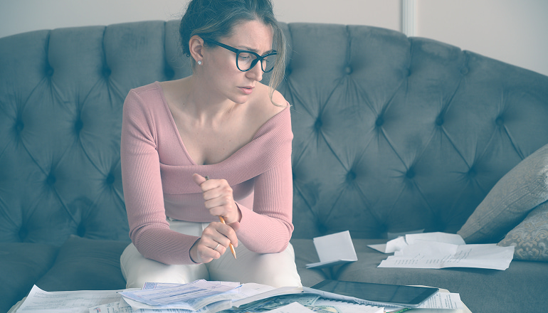 mujer calculando lucro cesante
